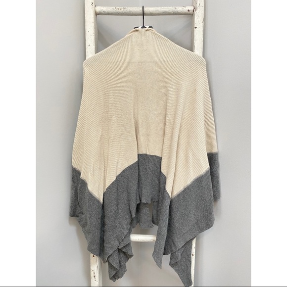 ZARA Italian Yarn Poncho - Picture 2 of 3